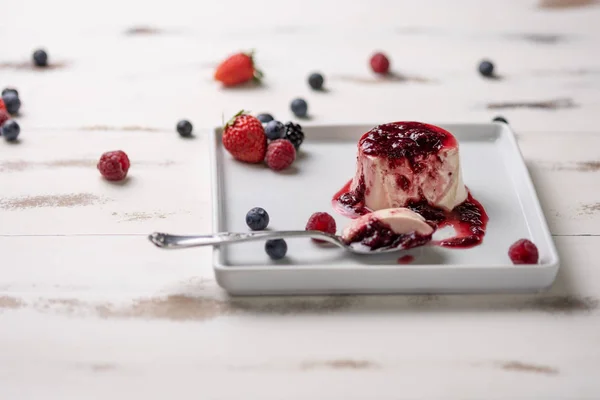 Deliziosa Panna Cotta Dolce Italiana Con Salsa Frutti Bosco Bacche — Foto Stock