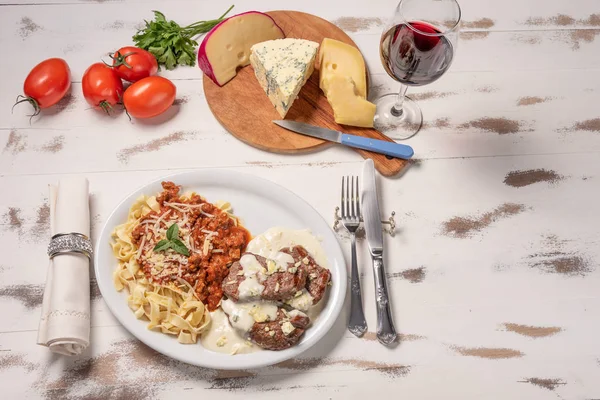 Pastas Pappardelle Caseras Con Salsa Tomate Mignon Ternera Con Salsa —  Fotos de Stock