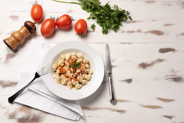 Italienische Tortellini Capeletti Agnolini Mit Tomatensauce Einem Weißen Teller Auf — Stockfoto