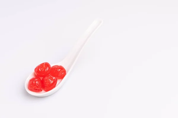 Maraschino Ciliegie Cucchiaio Bianco Isolate Fondo Bianco — Foto Stock