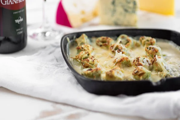 Pâtes Capeletti Maison Avec Sauce Bechamel Dans Une Casserole Fer — Photo