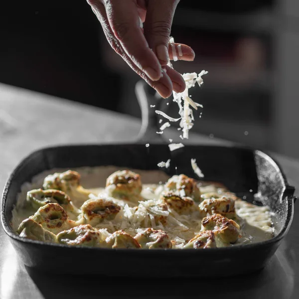 Pâtes Capeletti Maison Avec Sauce Bechamel Dans Une Casserole Fer — Photo