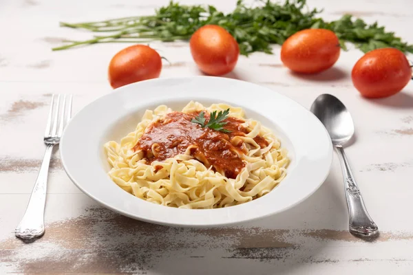 Fettuccine Pasta Mit Tomatensauce Petersilie Und Basilikum Einem Weißen Teller — Stockfoto