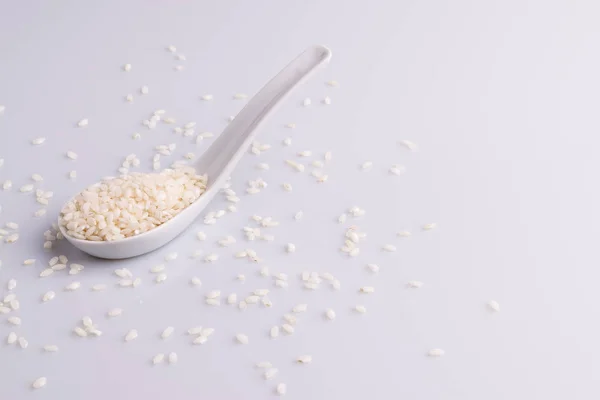 Ρύζι Ιταλικού Ριζότο Λευκό Κεραμικό Κουτάλι Άσπρο Φόντο — Φωτογραφία Αρχείου