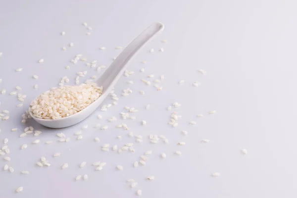 Arroz Risotto Italiano Una Cuchara Cerámica Blanca Sobre Fondo Blanco — Foto de Stock