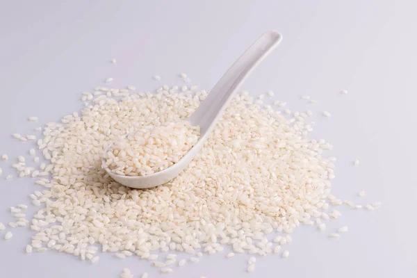 Italská Rizoto Rýže Bílé Keramické Lžičce Bílém Pozadí — Stock fotografie