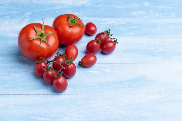 Tomates Frescos Sobre Fundo Madeira — Fotografia de Stock