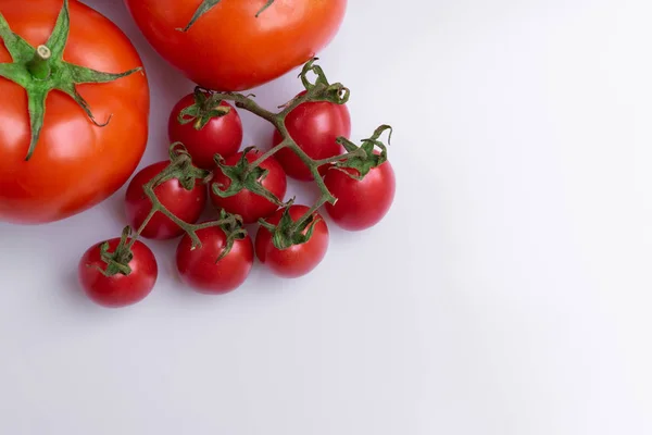 Pilha Uva Vermelha Tomates Normais Isolada Sobre Fundo Branco — Fotografia de Stock