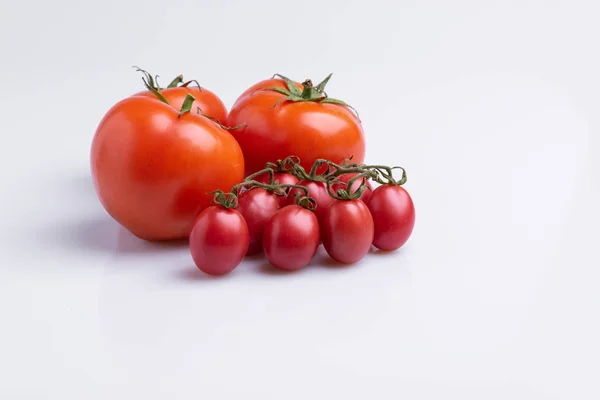 Stapel Rode Druiven Normale Tomaten Geïsoleerd Witte Achtergrond — Stockfoto