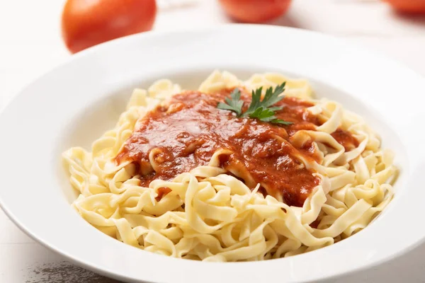 Fettuccine Con Sugo Pomodoro Prezzemolo Basilico Piatto Bianco Fondo Rustico — Foto Stock