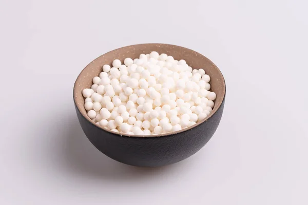 Tapioké Perly Nebo Sagu Semena Hnědé Misce Izolované Bílém Pozadí — Stock fotografie