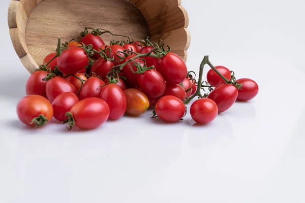Σωρός Από Κόκκινες Ντομάτες Ξύλινο Μπολ Απομονωμένες Λευκό Φόντο — Φωτογραφία Αρχείου
