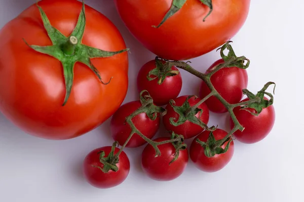 Stapel Rode Druiven Normale Tomaten Geïsoleerd Witte Achtergrond — Stockfoto