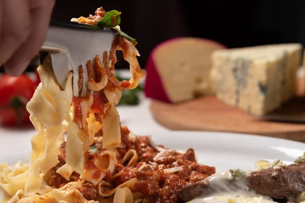 Hausgemachte Pappardelle Pasta Mit Tomatensauce Und Rindermignon Mit Käsesauce Auf — Stockfoto