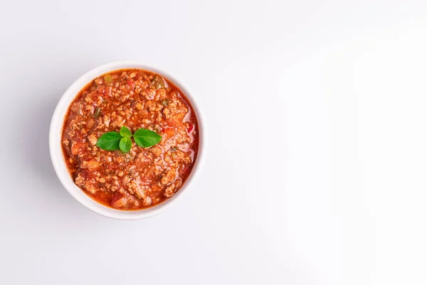Bolognese (ayrıca Bolognesa veya Bolonhesa olarak da bilin) beyaz arka planda izole beyaz bir kapta sos