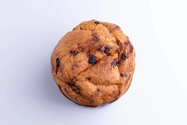 Beyaz arka plan üzerinde Noel çikolatalı kek panettone