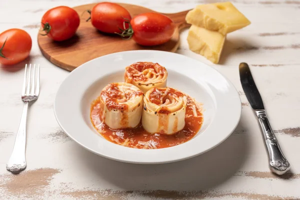 Rustik beyaz ahşap masa arka plan üzerinde domates soslu Geleneksel İtalyan Rondelli makarna