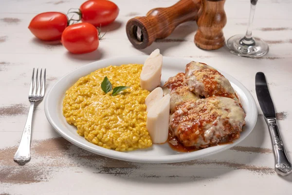 Safran Risotto Mit Parmigiana Steak Risoto Und Rindfleisch Einem Weißen — Stockfoto