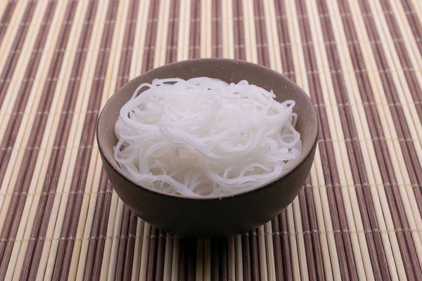 Fideos Arroz Cocidos Estilo Tailandés Tazón Aislado Sobre Fondo Madera —  Fotos de Stock