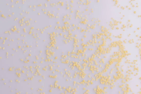 Droge Couscous Witte Achtergrond Zacht Licht Bovenaanzicht Kopieerruimte — Stockfoto