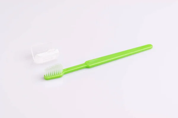 Tandenborstel Met Een Beschermkap Geïsoleerd Een Witte Achtergrond — Stockfoto