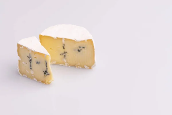 Beyaz Yüzeyli Iki Parça Mavi Peynir Beyaz Arka Plan Yumuşak — Stok fotoğraf