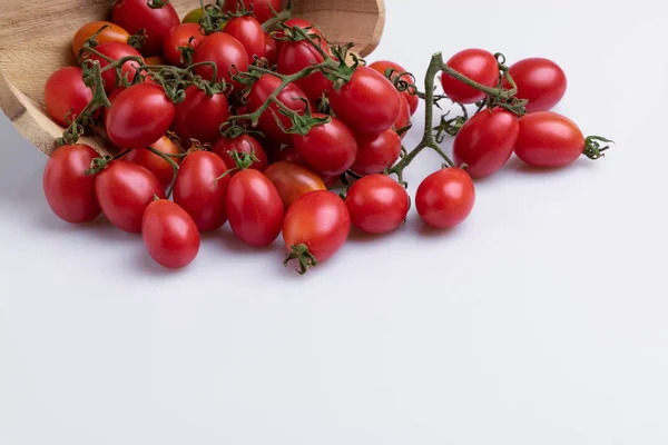 Stapel Rode Druiven Tomaten Houten Kom Geïsoleerd Witte Achtergrond — Stockfoto