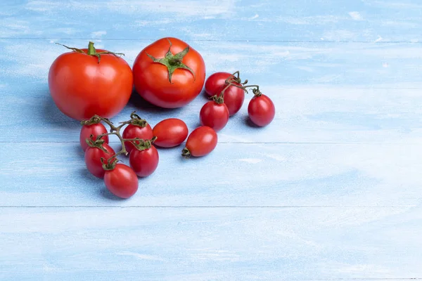 Tomates Frescos Sobre Fundo Madeira — Fotografia de Stock