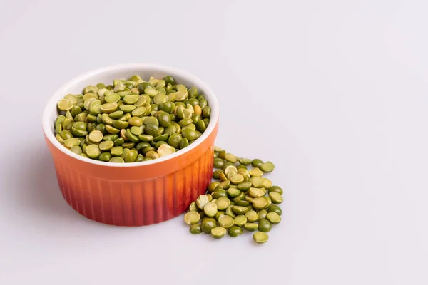 Guisantes Secos Sin Cocer Divididos Ramekin Naranja Aislados Sobre Fondo —  Fotos de Stock