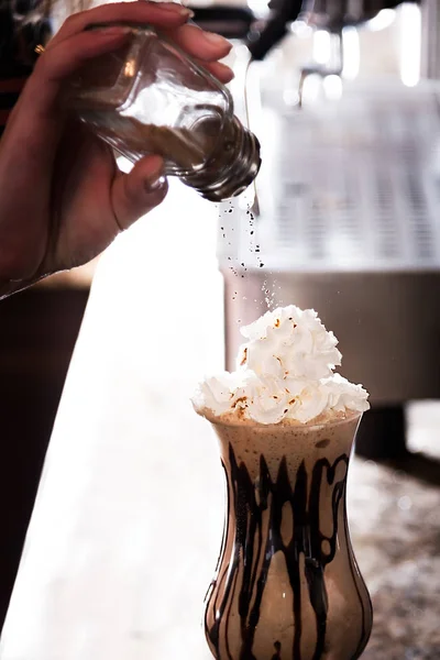 Coffee Shop Dengan Seorang Gadis Menyiapkan Kopi — Stok Foto