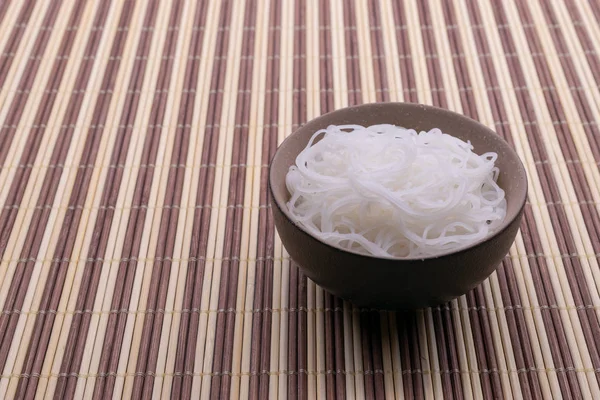 Fideos Arroz Cocidos Estilo Tailandés Tazón Aislado Sobre Fondo Madera —  Fotos de Stock