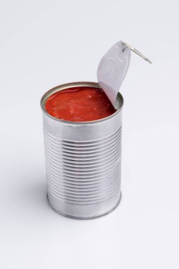 Beyaz arka plan üzerinde izole doğranmış konserve domates konserve, konserve konserve konserve
