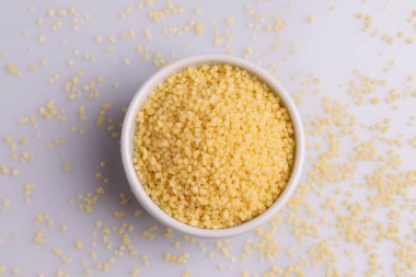 Beyaz arka plan üzerine izole beyaz seramik kase kuru kuskus