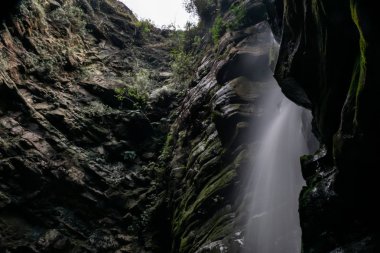 Ponta Grossa, Parana şehri yakınlarındaki şelale - Brezilya'nın güneyinde. Uzun pozlama fotoğrafı.