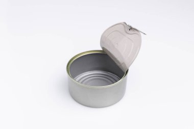 Beyaz bir arka plan üzerinde boş ton balığı konservesi açın