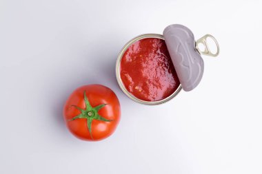 Beyaz arka plan üzerinde izole bütün taze domates ile doğranmış konserve domates konserve konserve konserve konserve konserve konserve
