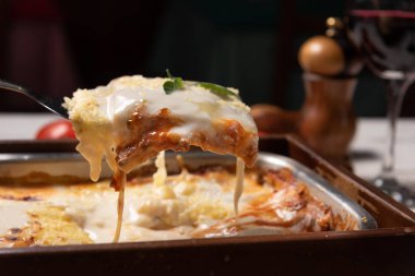 Fesleğen yaprakları ile tepesinde kıyma bolonya sosu ve beşamel sos ile yapılan lezzetli lazanya