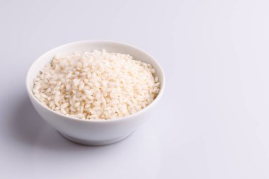 Beyaz arka plan üzerinde beyaz seramik kase İtalyan Risotto pirinç.