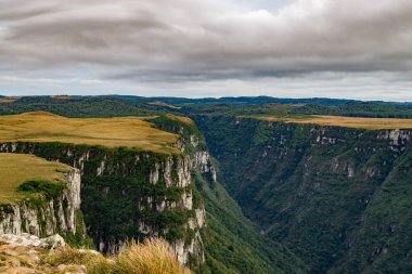 Itaimbezinho Kanyonu ve yeşil yağmur ormanları, Cambara do Sul, Rio Grande do Sul, Brezilya dramatik bir gökyüzü ile Amazing manzara 