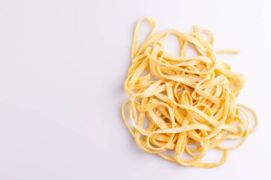 Beyaz arka plan üzerinde ev yapımı makarna üst görünümü