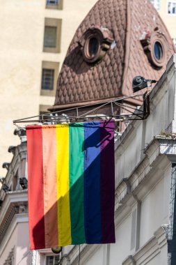 Binanın bayrak direğinde gökkuşağı bayrağı. Gay hakları hareketi 