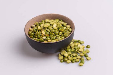 Kahverengi seramik kase de Split kurutulmuş pişmemiş bezelye