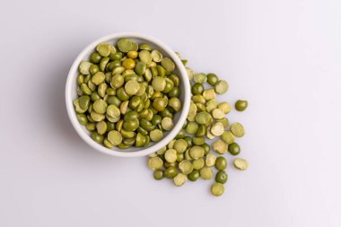 Kahverengi seramik kase de Split kurutulmuş pişmemiş bezelye