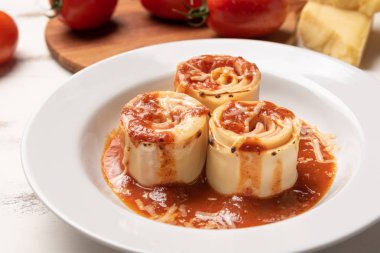 Rustik beyaz ahşap masa arka plan üzerinde domates soslu Geleneksel İtalyan Rondelli makarna