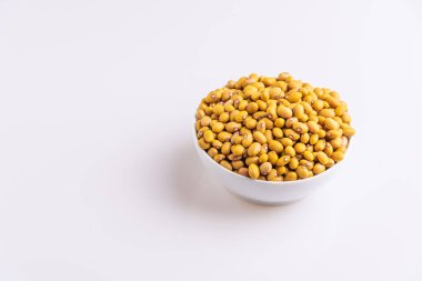 Bolinha Fasulyeleri beyaz arka planda izole edilmiş beyaz bir kasede