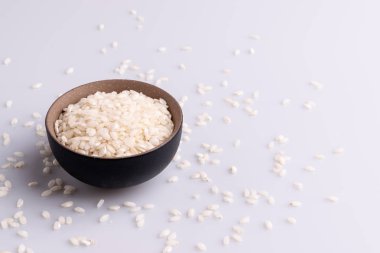 Beyaz arka plan üzerinde kahverengi bir seramik kase İtalyan Risotto pirinç.