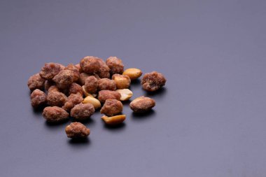 Koyu gri arka plan üzerinde fıstık pralin tatlı yığınıaçı görünümü