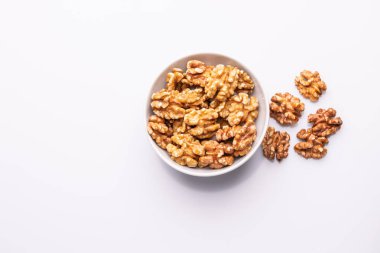 Beyaz arka plan üzerinde izole kase ceviz