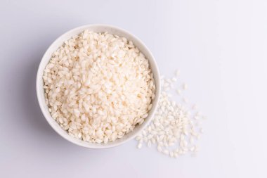 Beyaz arka plan üzerinde beyaz seramik kase İtalyan Risotto pirinç.