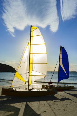 Denizde yelkenliler, manzaralı manzaralı